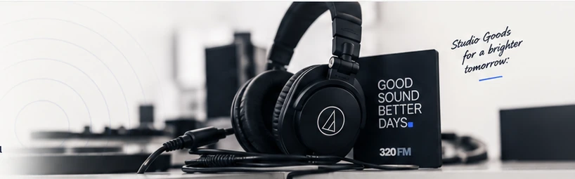 Studio mit Kopfhörern und Musik-Equipment